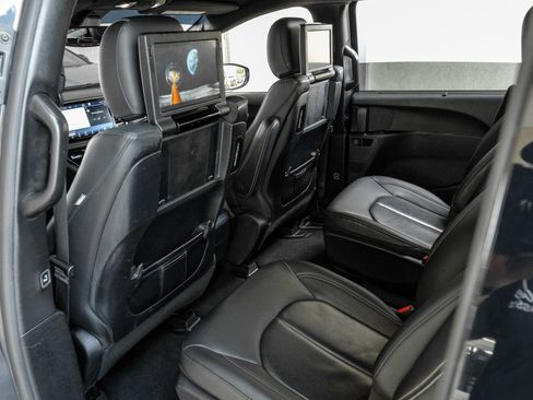 Used 2021 Chrysler Pacifica Touring-L w/ Uconnect Theater Family Group FWD image 51
