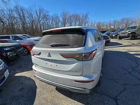 Used 2025 Mitsubishi Outlander SE image 7