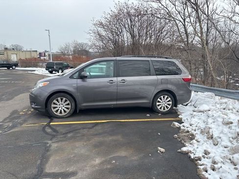 Used 2017 Toyota Sienna XLE image 2
