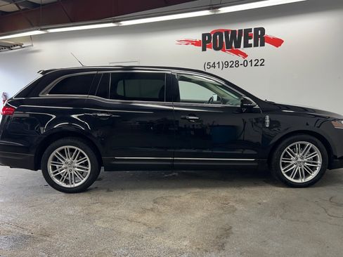 Used 2019 Lincoln MKT AWD image 2