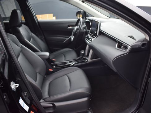 Used 2022 Toyota Corolla Cross XLE image 10