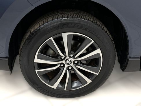 Used 2023 Toyota Venza LE image 10