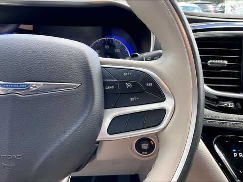 Used 2020 Chrysler Pacifica Limited image 19