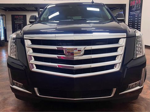 Used 2018 Cadillac Escalade ESV Premium Luxury AWD/4WD image 4