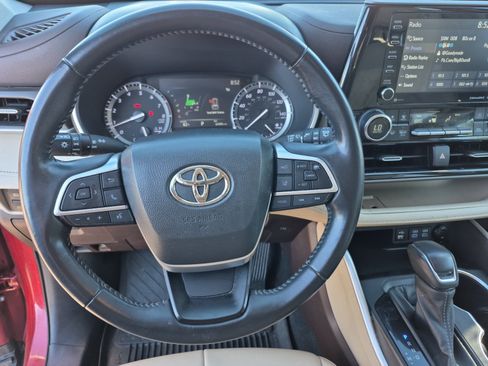 Used 2022 Toyota Highlander XLE AWD/4WD image 9