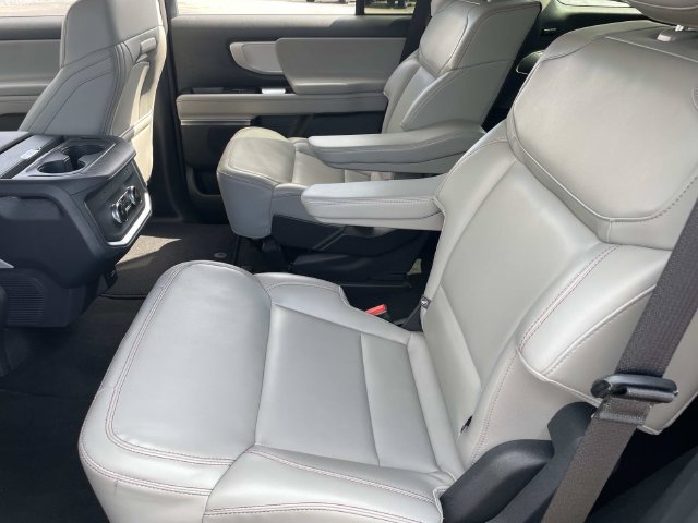Used 2025 Ford Expedition Active AWD/4WD image 17