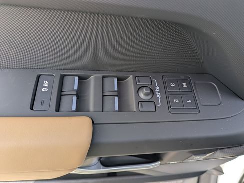 New 2026 Land Rover Defender 110 X-Dynamic SE image 22