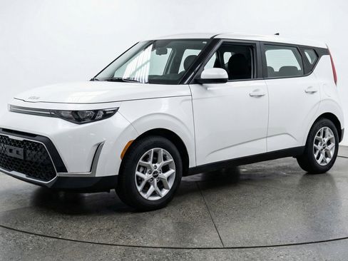 Used 2025 Kia Soul LX w/ LX Technology Package image 3
