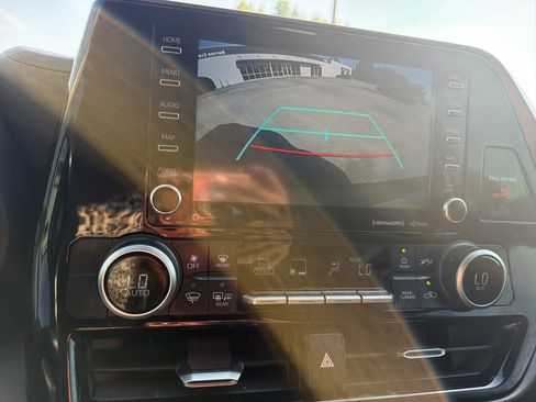 Used 2020 Toyota Highlander LE FWD image 14