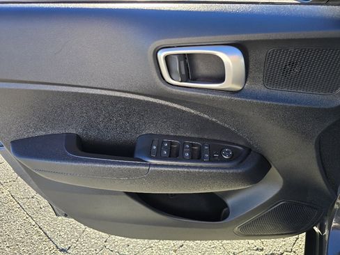 Used 2024 Hyundai Venue SEL image 11