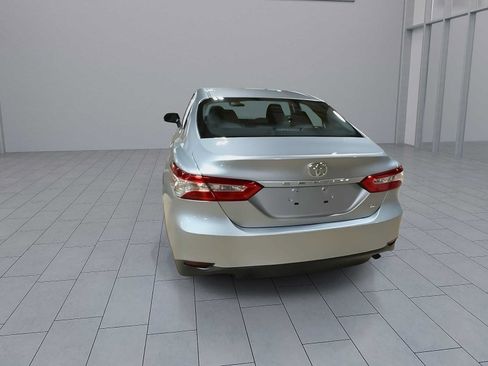 Used 2018 Toyota Camry LE FWD image 7