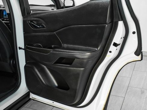 Used 2023 GMC Acadia SLT image 44