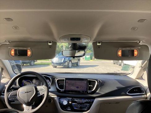 Used 2023 Chrysler Pacifica Touring-L FWD image 19