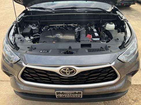 Used 2022 Toyota Highlander XLE AWD/4WD image 13
