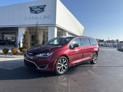Used 2017 Chrysler Pacifica Touring-L Plus w/ Advanced Safetytec Group image 3