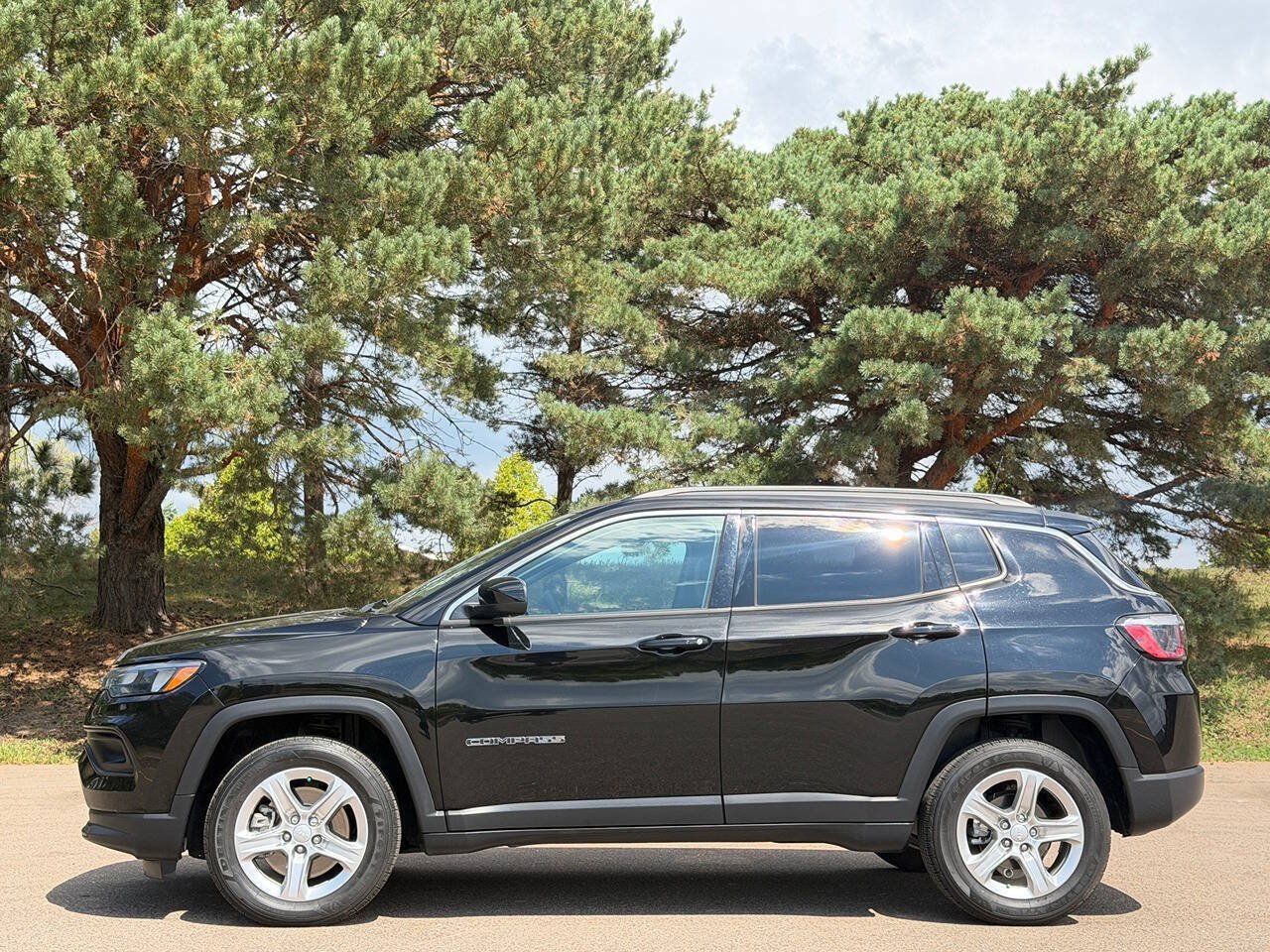 Used 2024 Jeep Compass Latitude w/ Convenience Group AWD/4WD image 2
