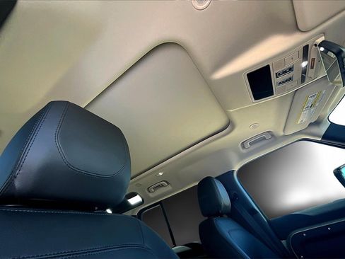 Used 2024 Land Rover Defender 110 S image 17