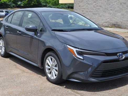 Used 2025 Toyota Corolla LE w/ LE Premium Package FWD image 1