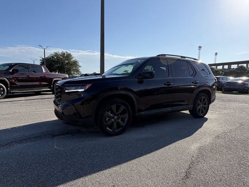 Used 2025 Honda Pilot Sport image 9