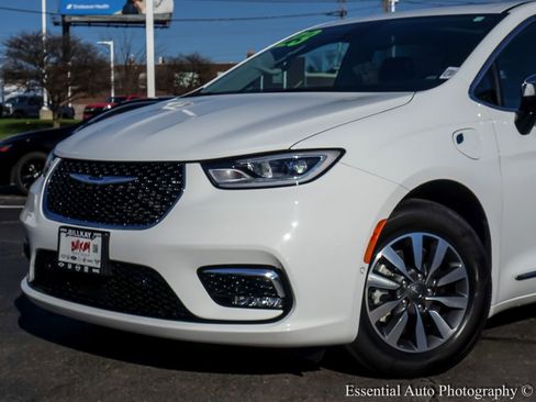 Used 2023 Chrysler Pacifica Limited FWD image 3