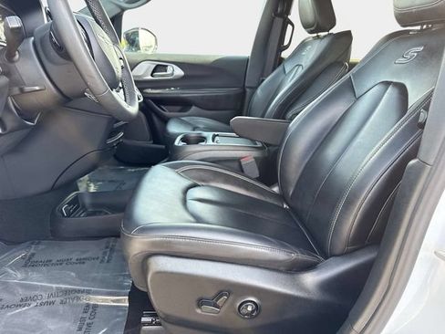 Used 2024 Chrysler Pacifica Limited FWD image 16