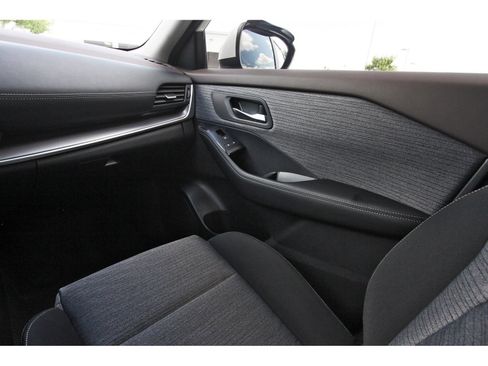 Used 2023 Nissan Rogue SV FWD image 13