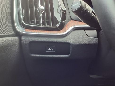 Used 2025 Volvo V60 B5 Cross Country Plus image 17