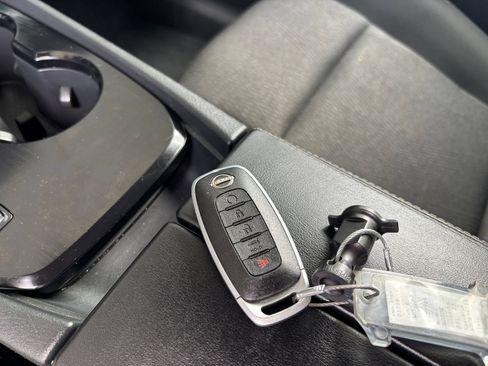 Used 2025 Nissan Rogue SV FWD image 22