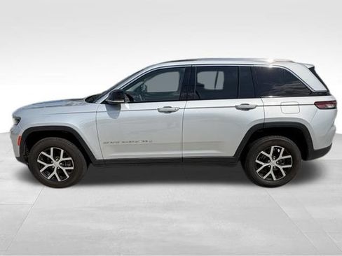 Used 2023 Jeep Grand Cherokee Limited AWD/4WD image 2