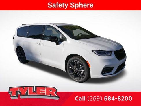 New 2026 Chrysler Pacifica Select image 1