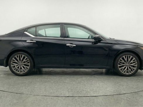 Used 2025 Nissan Altima 2.5 SV FWD image 11