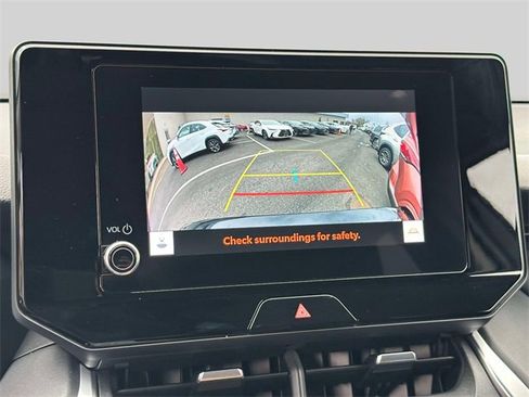 Used 2023 Toyota Venza LE image 23