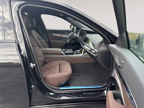 New 2026 BMW 750e xDrive image 15