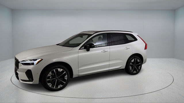 Used 2026 Volvo XC60 B5 Plus w/ Climate Package PRO AWD/4WD image 3