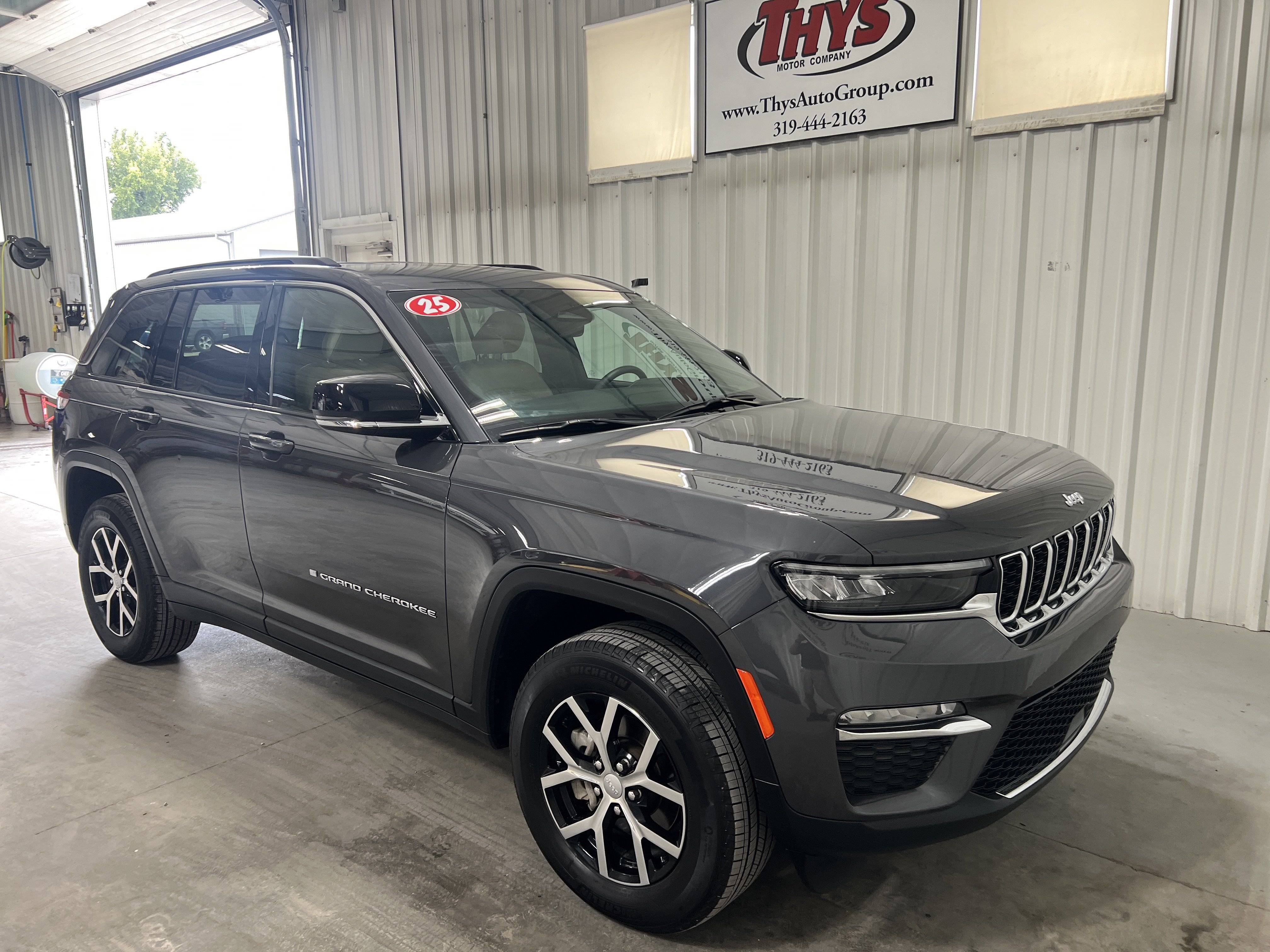 Used 2025 Jeep Grand Cherokee Limited w/ Trailer Tow Package AWD/4WD image 3