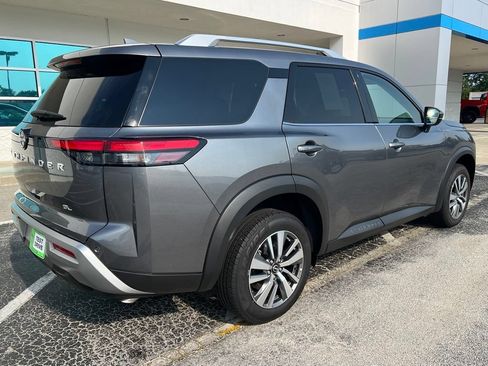 Used 2025 Nissan Pathfinder SL FWD image 4