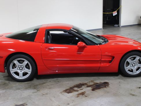 Used 1998 Chevrolet Corvette Coupe w/ Roof Pkg RWD image 37