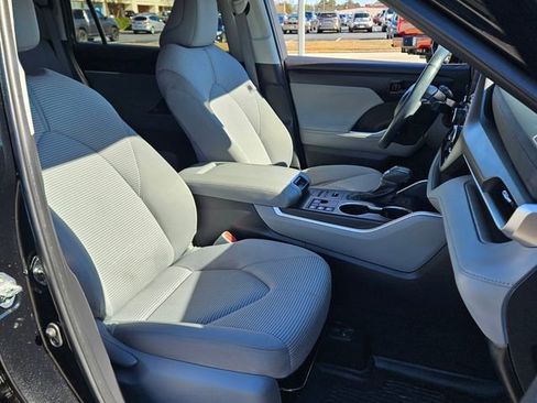 Used 2024 Toyota Highlander LE image 17