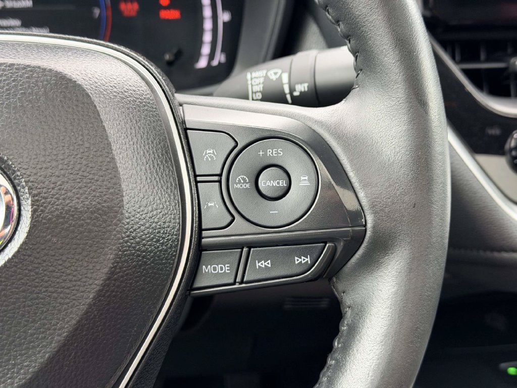 Certified 2025 Toyota Corolla SE w/ SE Premium Package FWD image 7