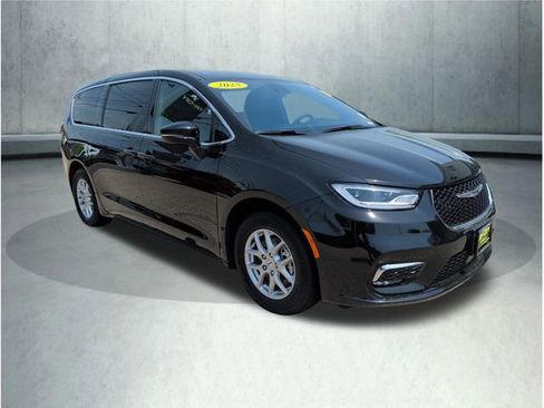 Used 2025 Chrysler Pacifica Select FWD image 8