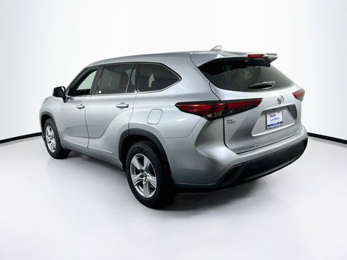 Used 2021 Toyota Highlander LE AWD/4WD image 7