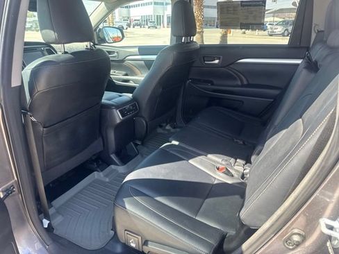Used 2014 Toyota Highlander XLE AWD/4WD image 8