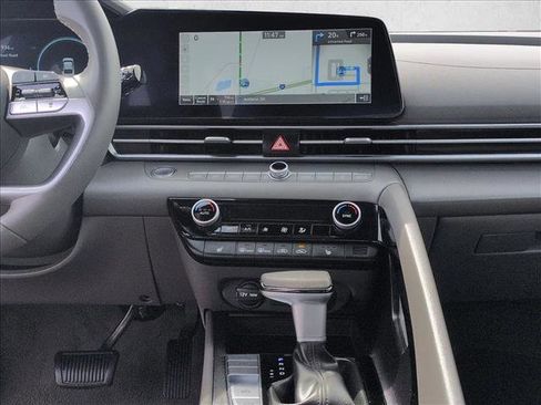 Used 2025 Hyundai Elantra SEL image 15
