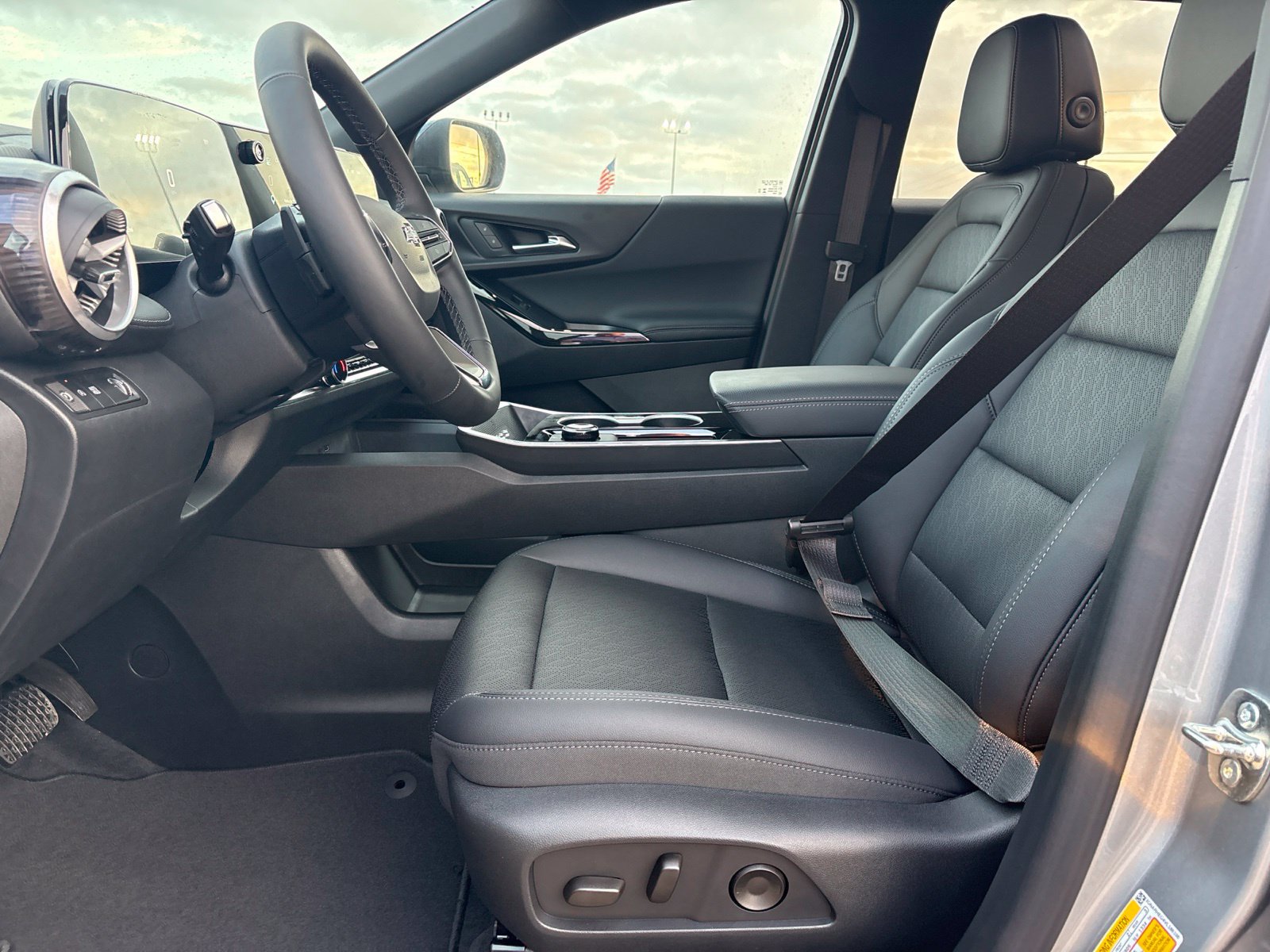 New 2027 Chevrolet Equinox LT w/ Convenience Package II FWD image 14