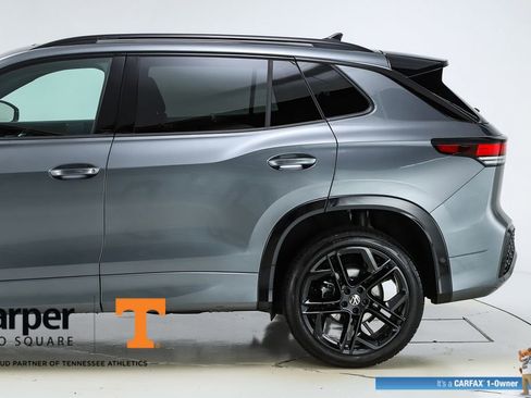 Used 2025 Volkswagen Tiguan SE R-Line image 4