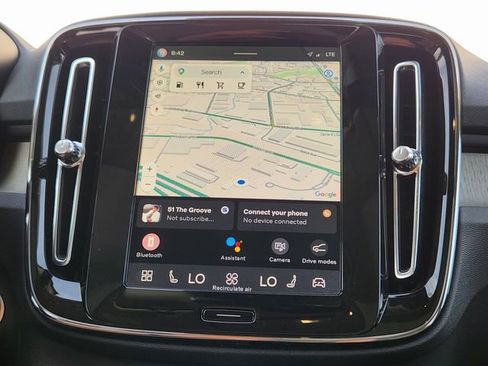 Certified 2025 Volvo XC40 B5 Plus AWD/4WD image 22