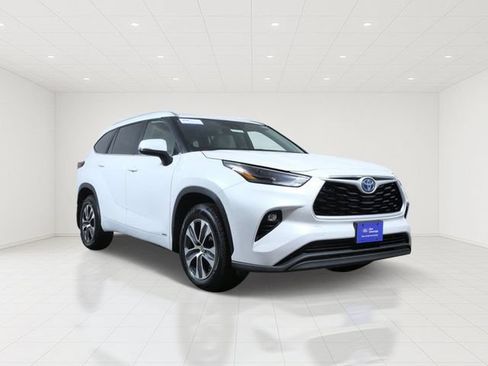 Used 2023 Toyota Highlander XLE AWD/4WD image 1