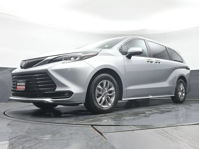 Used 2025 Toyota Sienna XLE FWD image 34