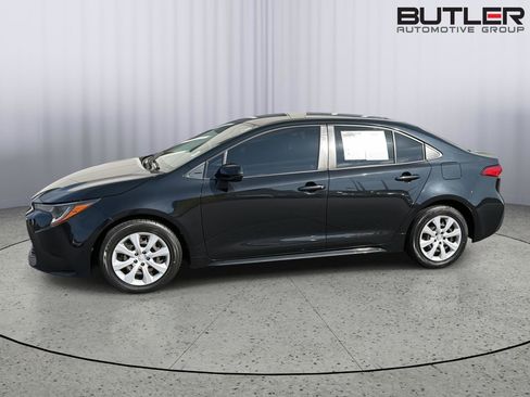 Used 2021 Toyota Corolla LE FWD image 3