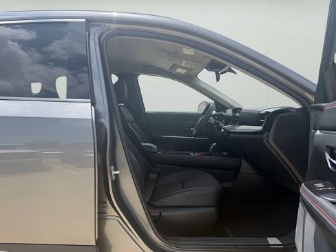 Used 2025 Nissan Kicks SR FWD image 11